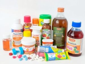 Produse farmaceutice pentru copii pe un fundal alb.