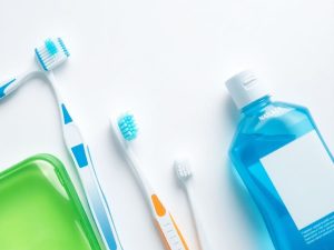 Produse de igienă orală pe o suprafață curată