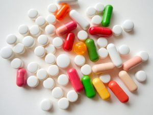 Pastile și capsule cu plante medicinale.